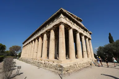 古代アゴラのパルテノン神殿を小さくしたような遺跡がある光景