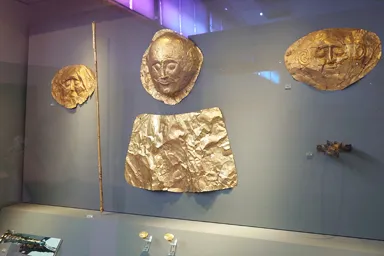 アテネ国立考古学博物館の金のマスクの展示品