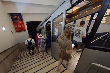 住宅街の奥にある岩山の中を走るリカヴィトス・ケーブルカーの下の駅の様子