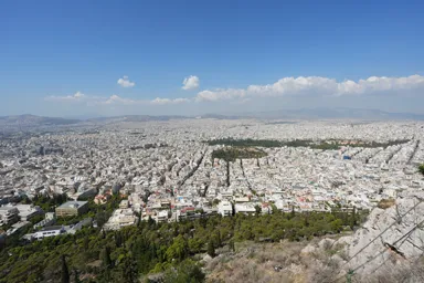 アテネのリカヴィトスの丘の上から眺める平らな大地を遠くまで埋めるアテネの白い街並み