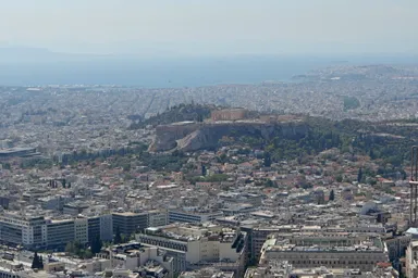 アテネのリカヴィトスの丘の上から眺める白いアテネの街とパルテノン神殿とエーゲ海