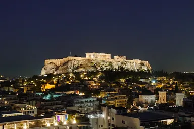 夜のライトアップされたパルテノン神殿の明かるい姿