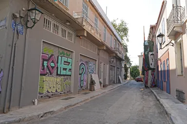 アテネの街じゅうに落書きがある路地の風景