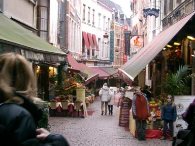 ブリュッセルのおしゃれなレストランが集まる通りの光景