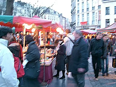ブリュッセルの週末限定の蚤の市の様子