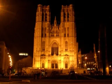 ブリュッセルの夜のオレンジの灯りでライトアップされた荘厳な雰囲気のサン・ミッシェル大聖堂