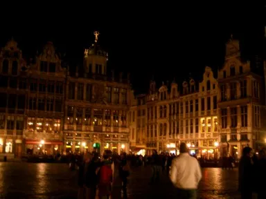 ブリュッセルのグラン・プラスの夜のオレンジの光で照らされた広場の景色