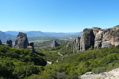 メテオラの絶景の奇岩と修道院が岩の上にのる景色の見どころ
