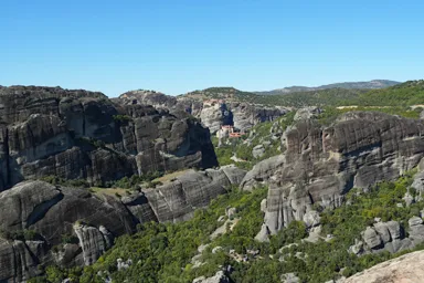 メテオラのアギア・トリアダ修道院から眺める地層を感じる岩山の景色