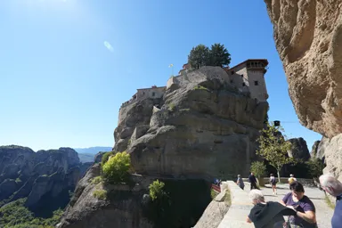 メテオラの荒々しい岩山の上にのっかるヴァルラーム修道院の様子