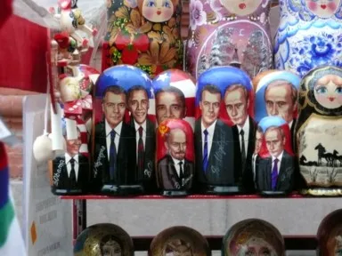 ロシア土産の定番のマトリョーシカ人形が露店に並ぶ様子