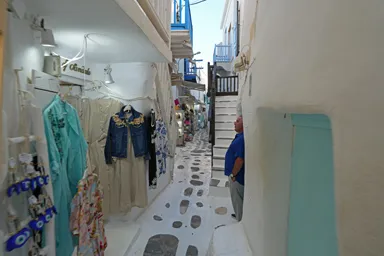 ミコノス島の人が1人しか通れない狭い裏路地にもお土産屋が並ぶ光景