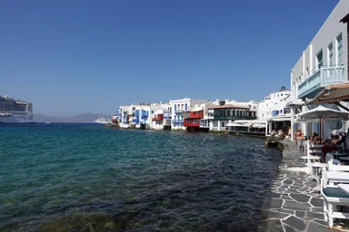 ミコノス島のリトルヴェニスの海の岸壁のすぐ隣にレストランが並ぶ景色