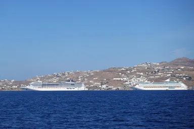 ミコノス島にとまる2隻の巨大な豪華客船の姿