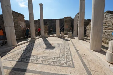デロス島の古代のモザイク画の床が残る様子