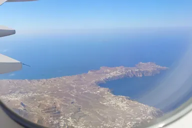 サントリーニ島を飛行機から眺めた白い点が人の家だとすぐわかる様子