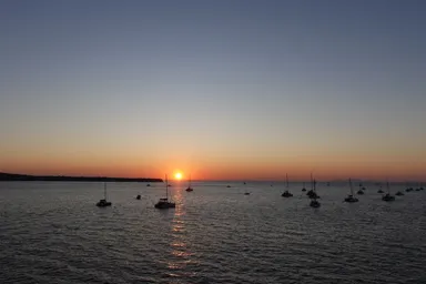 サントリーニ産の夕日の海に沈む瞬間の光景