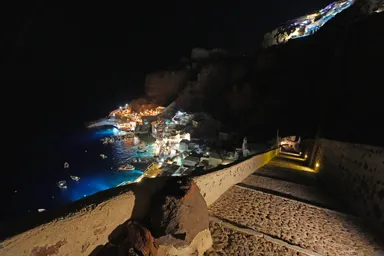 サントリーニ島のイアのアムーディ・ベイの断崖を登る階段の様子