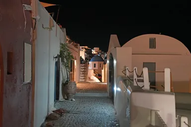 サントリーニ島のイアの夜の人がいなくなった静けさに包まれた様子