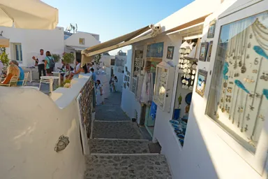 サントリーニ島のイアの路地に並ぶお土産屋さんやレストランの姿