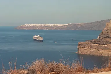 サントリーニ島のアティニオス港から見たイアの街並み