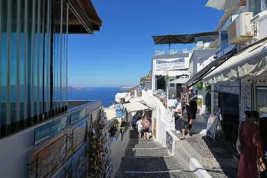 サントリーニ島のフィラの眺めのいい階段の両側に店やレストランが並ぶ光景