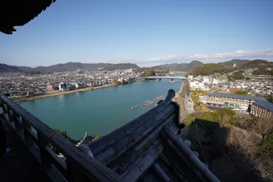 犬山城の廻縁の回廊から木曽川