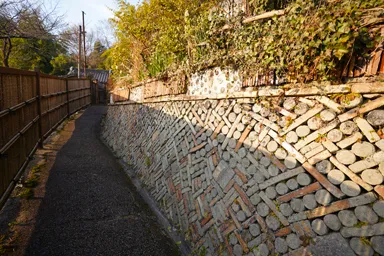 愛知の瀬戸の町並みと陶器を使った装飾