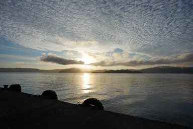 秋田の十和田湖の湖畔の朝日