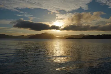 秋田の十和田湖の湖畔の朝日と水面に映る光