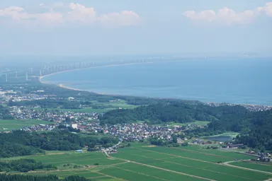 男鹿半島の寒風山から見える並ぶ風車