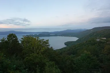秋田の十和田湖の紫明亭展望台から見えるハート型の湖面