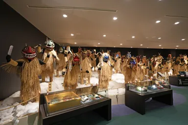秋田のなまはげ館の歴代のなまはげの仮面が展示