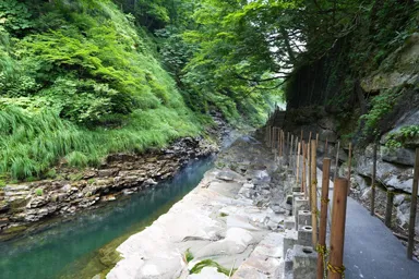 秋田の小安峡大噴湯の透き通って熱い小川