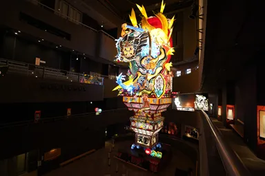 青森の五所川原の館の中の立佞武多