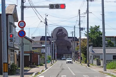 青森の信号の先にある木造駅の遮光器土偶