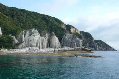 青森の仏ヶ浦の奇岩群と青い海