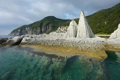 青森の仏ヶ浦の奇岩群と透き通った海
