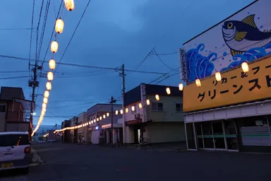 大間の夜のライトが灯る静かな町並み