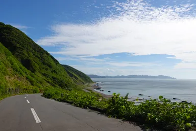 青森の津軽半島の海沿いの雄大な道