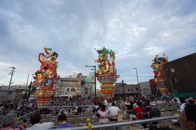 祭りで五所川原の町に集まる夕方の3台のたちねぷた
