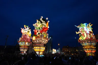五所川原の町に集まる夜のライトが灯る3台のたちねぷた