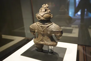 青森の縄文住居展示資料館の遮光器土偶