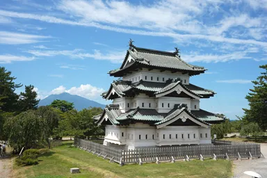 青森の弘前城の天守と岩木山