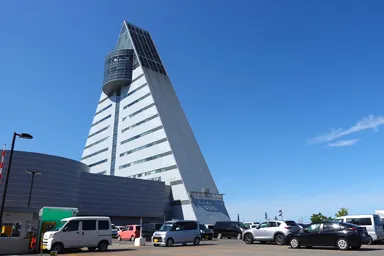 青森の三角形の物産館アスパム