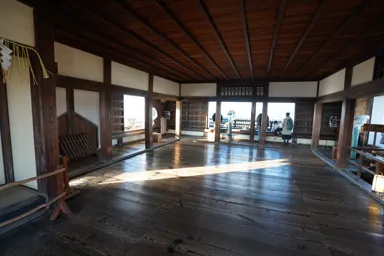 松山城の天守の最上階にある木の床の部屋