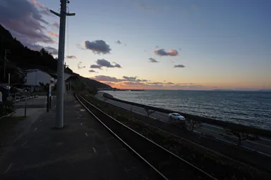 愛媛の下灘駅から延びる線路と夕暮れ