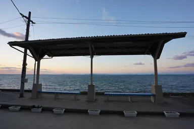 愛媛の夕暮れの下灘駅のホームと海