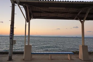 愛媛の下灘駅のホームの先の島々と夕景