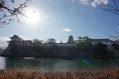 愛媛の今治城の堀と天守